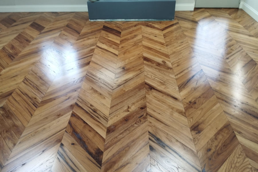 Restauro pavimento in parquet di rovere a spina di pesce